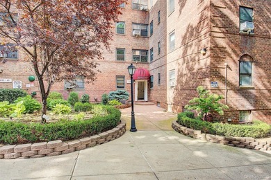 Welcome to River Gardens, Pet friendly building in the heart of - photo 1