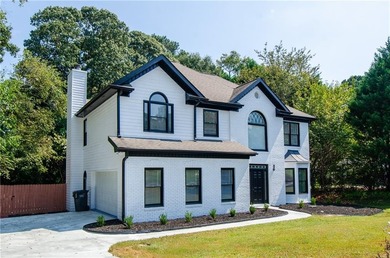 Beautifully Renovated 5 Bedroom 3.5 Bath Brick Front Home In The - photo 2