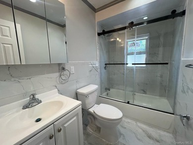 Huge two family custom built 6 bedrooms, 5 bathrooms, full - photo 2
