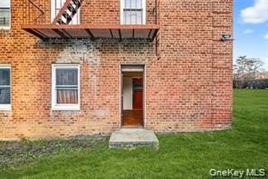 ** CASH OFFERS ONLY ** This SPACIOUS 1 bedroom unit has an - photo 14