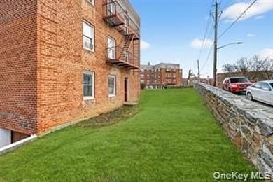 ** CASH OFFERS ONLY ** This SPACIOUS 1 bedroom unit has an - photo 15
