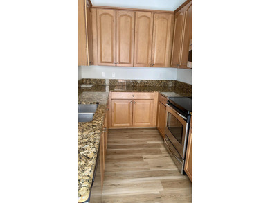 Beautifully maintained 3-bedroom plus loft townhome in Central - photo 11