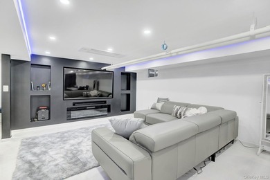 Rare Bayside Offering with Private Basement & Separate Entrance - photo 23
