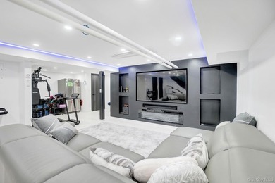 Rare Bayside Offering with Private Basement & Separate Entrance - photo 28
