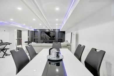 Rare Bayside Offering with Private Basement & Separate Entrance - photo 30