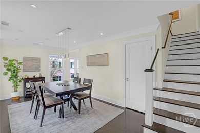 Idyllic Crawford Square frontage, an End-Unit location, modern - photo 10