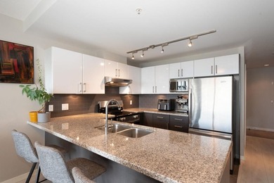 Welcome to InterUrban! This bright northwest corner home offers - photo 13