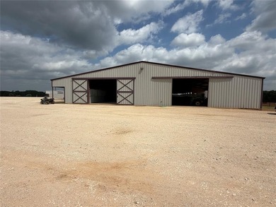 Welcome to an exceptional horse and cattle property in the heart - photo 27