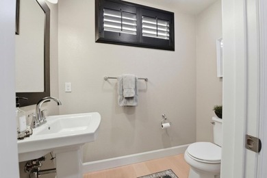 Contemporary Townhome Style Condo in highly sought-after - photo 12