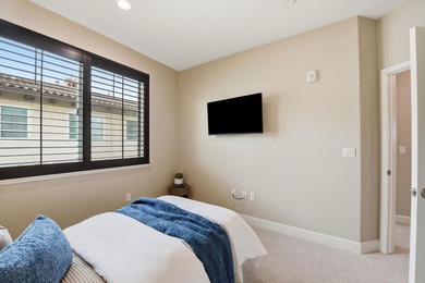 Contemporary Townhome Style Condo in highly sought-after - photo 30