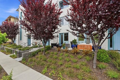Contemporary Townhome Style Condo in highly sought-after - photo 38