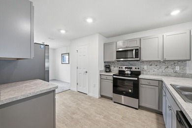 MOVE IN READY POOL HOME! BRING OFFERS! Why wait to build? Enjoy - photo 9