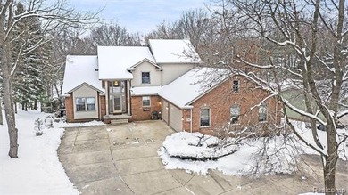 Dunham Lake Home For Sale in Hartland Michigan