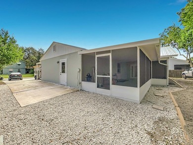 Beautifully remodeled 3BR/2BA home in sought-after Indian River - photo 20