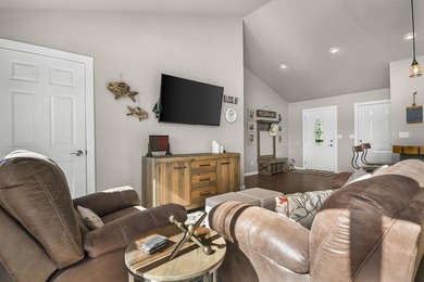 Move-in ready and fully furnished lake home on scenic Castaway - photo 12