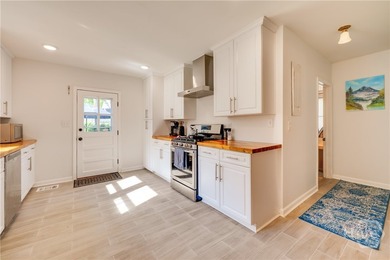 Charming 4 bedrooms, 2 bath Ardsley Park Bungalow: Renovated & - photo 8