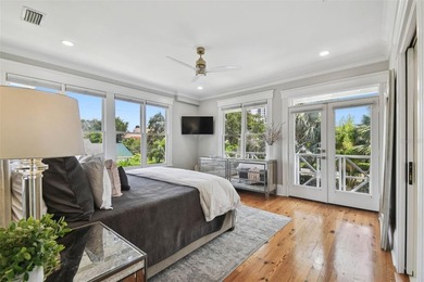 This beautifully restored Hyde Park home blends vintage charm - photo 29