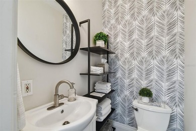 This beautifully restored Hyde Park home blends vintage charm - photo 38