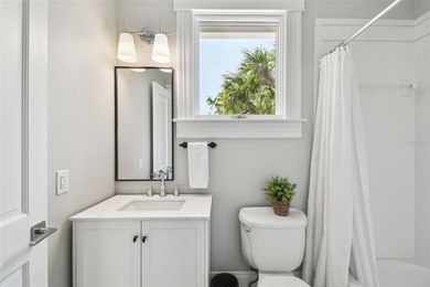 This beautifully restored Hyde Park home blends vintage charm - photo 44