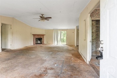 Investor opportunity in Midway! This large, 4 bedroom, 2 - photo 3