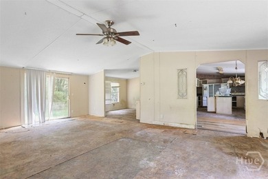 Investor opportunity in Midway! This large, 4 bedroom, 2 - photo 5