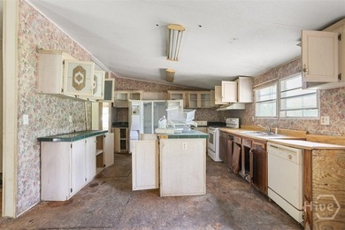 Investor opportunity in Midway! This large, 4 bedroom, 2 - photo 10
