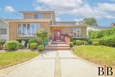 CREATE YOUR DREAM in this fully detached Center Hall Colonial - photo 1