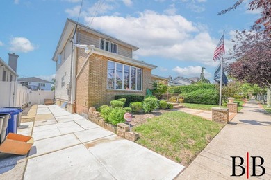 CREATE YOUR DREAM in this fully detached Center Hall Colonial - photo 3