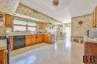 CREATE YOUR DREAM in this fully detached Center Hall Colonial - photo 10
