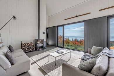 Les Rorquals. Cette maison de style rustique, aux lignes epurees - photo 22
