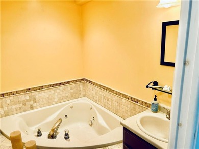 Warwick-Debut! Small and private 10-unit complex tucked away but - photo 25