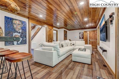 Nestled under the peaks of Sugar Mountain is this 3 bedroom, 3.5 - photo 6