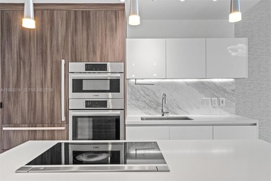 Live above it all at Paramount Miami Worldcenter. This oversized