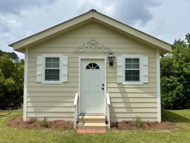 THE PERFECT “TINY HOME” WITH A COTTAGE CHARM - Lake Home For Sale in Pachuta, Mississippi
