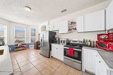 Spacious 5 bedroom, 3 bathroom home in the highly sought after - photo 12
