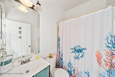 Spacious 5 bedroom, 3 bathroom home in the highly sought after - photo 17