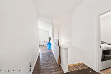 Spacious 5 bedroom, 3 bathroom home in the highly sought after - photo 18