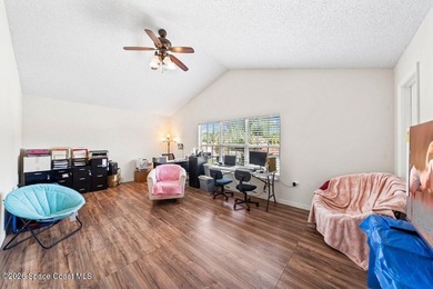 Spacious 5 bedroom, 3 bathroom home in the highly sought after - photo 19