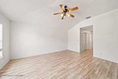 Spacious 5 bedroom, 3 bathroom home in the highly sought after - photo 21