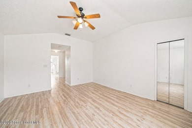 Spacious 5 bedroom, 3 bathroom home in the highly sought after - photo 22