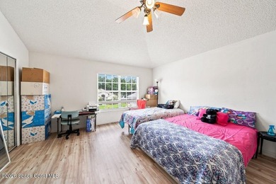 Spacious 5 bedroom, 3 bathroom home in the highly sought after - photo 23