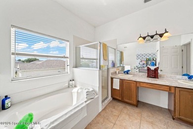 Spacious 5 bedroom, 3 bathroom home in the highly sought after - photo 24