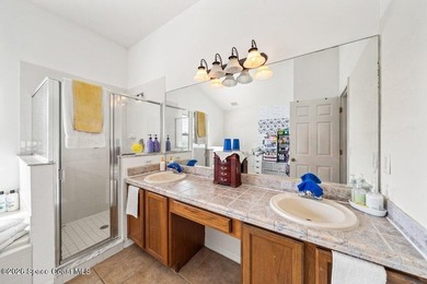 Spacious 5 bedroom, 3 bathroom home in the highly sought after - photo 25