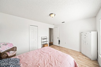 Spacious 5 bedroom, 3 bathroom home in the highly sought after - photo 28