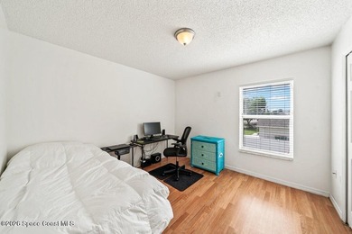Spacious 5 bedroom, 3 bathroom home in the highly sought after - photo 32