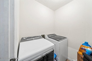 Spacious 5 bedroom, 3 bathroom home in the highly sought after - photo 33