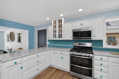This 3-BD, 3.5-BA, 2,978-sq-ft 2-story fully renovated home - photo 16