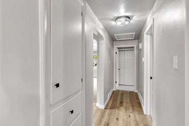 Welcome home to this beautifully remodeled 3 bed, 1 bath home in - photo 18