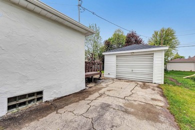 Welcome home to this beautifully remodeled 3 bed, 1 bath home in - photo 27