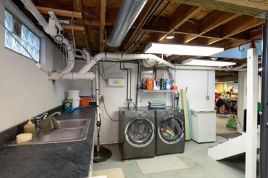 This 3-BD, 3.5-BA, 2,978-sq-ft 2-story fully renovated home - photo 38